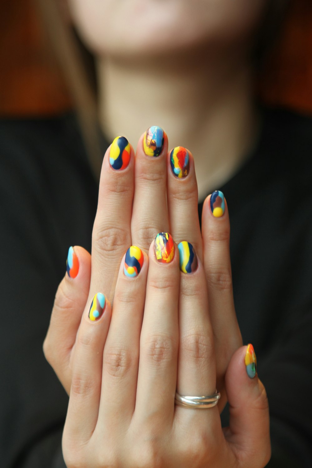 Uñas con trazos de colores