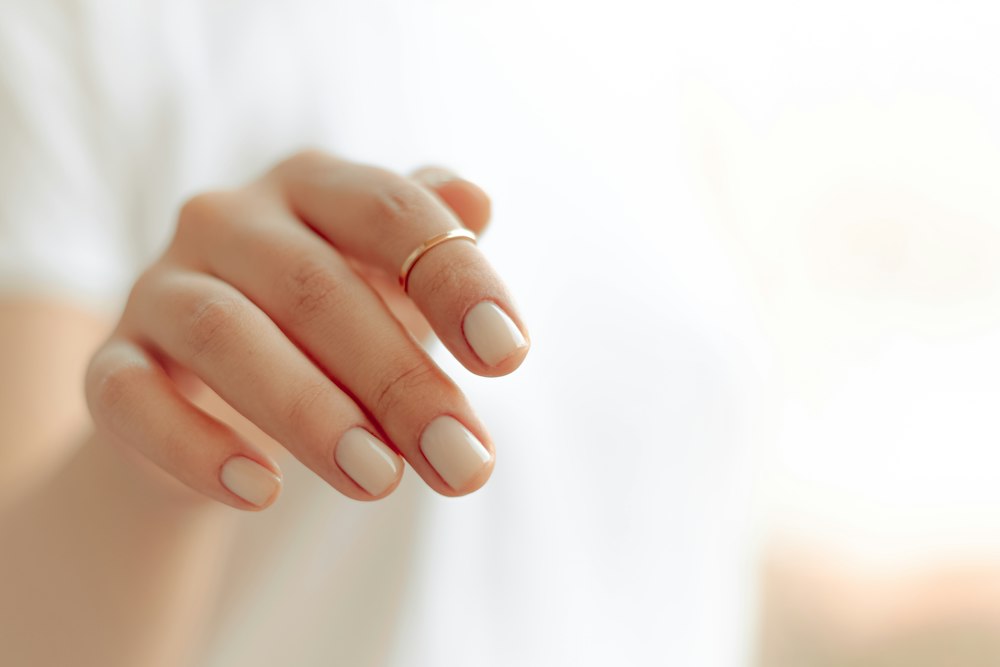 Manicura blanco leche