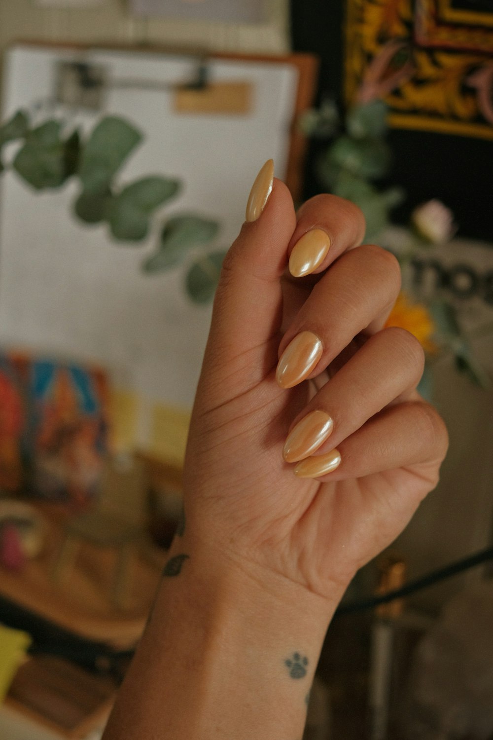 Uñas almendra doradas