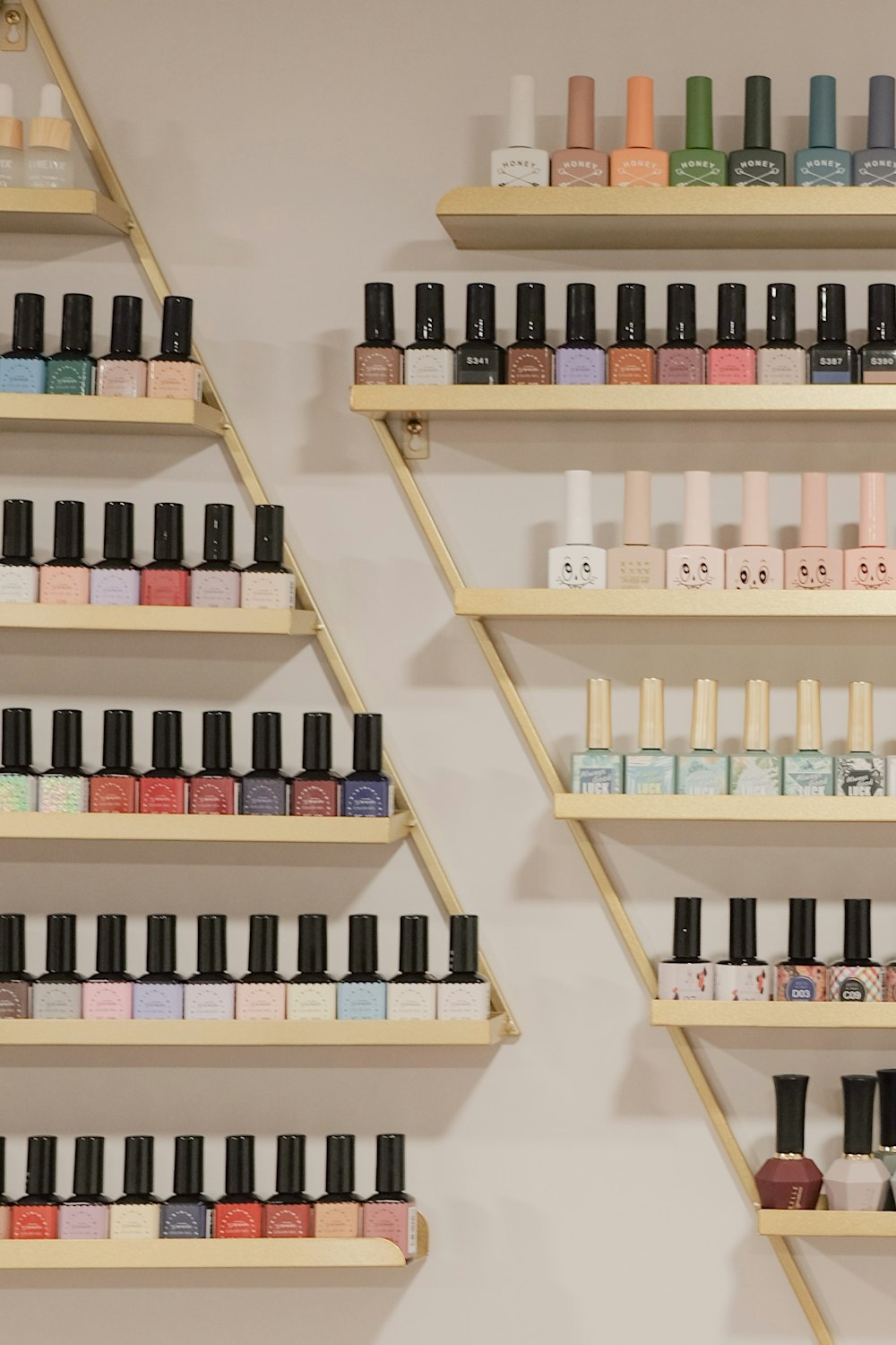 Estantería con esmaltes de muchos colores