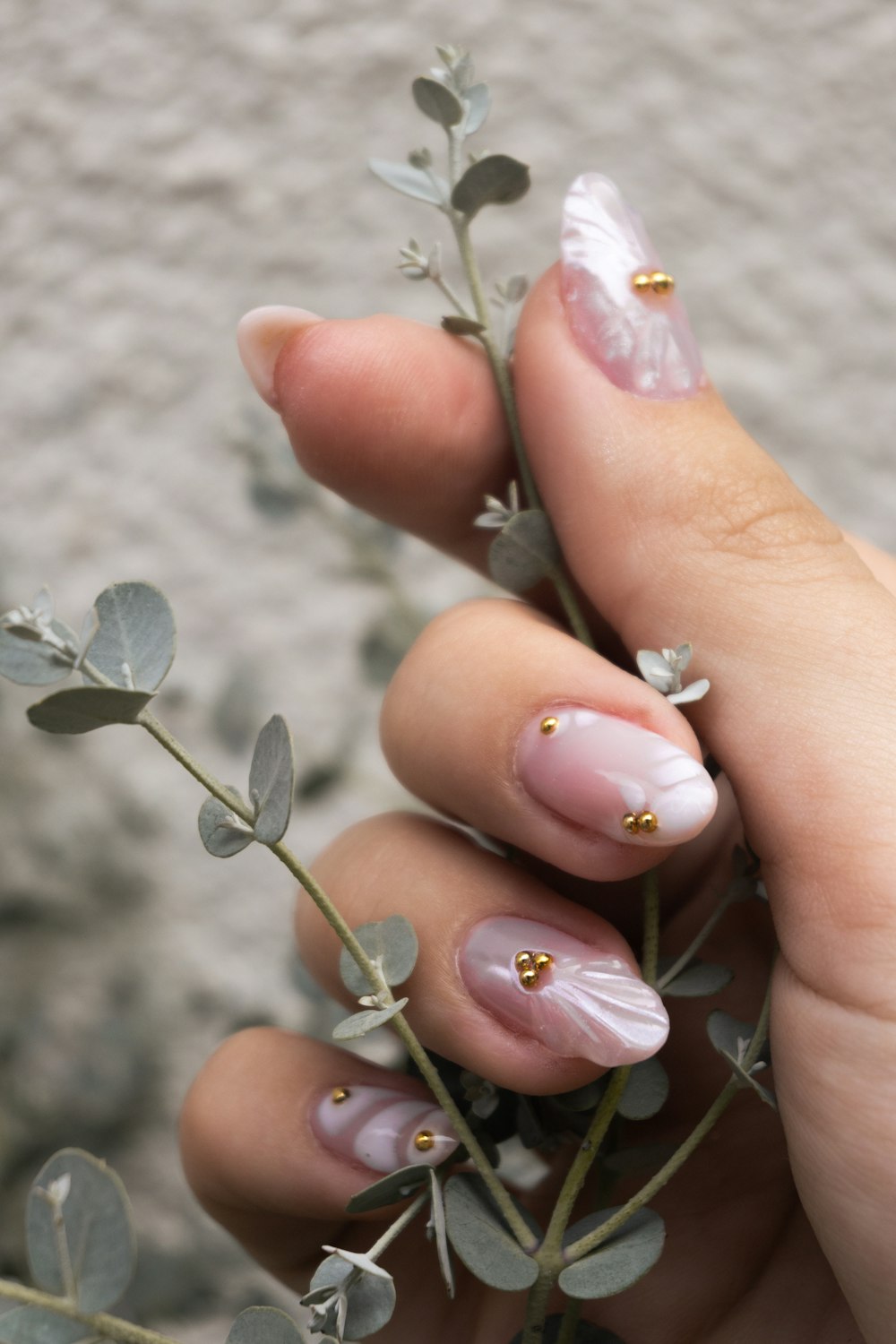 Uñas nude con flores pintadas a mano