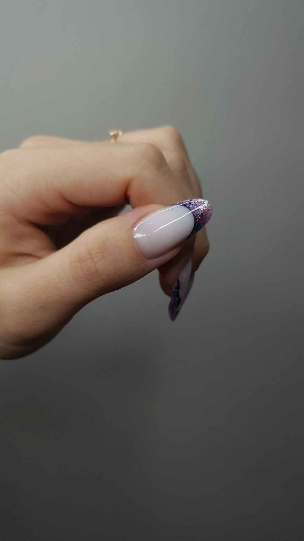 Manicura francesa con detalles de brillo