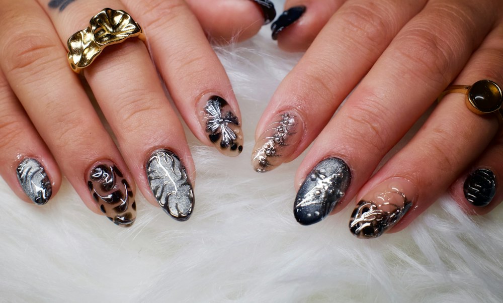 Uñas con estampado de leopardo y hojas