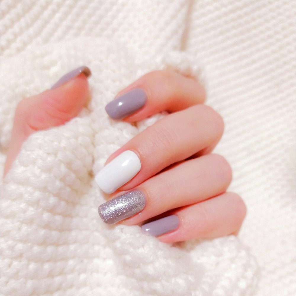 Uñas malva, blancas y con purpurina plateada