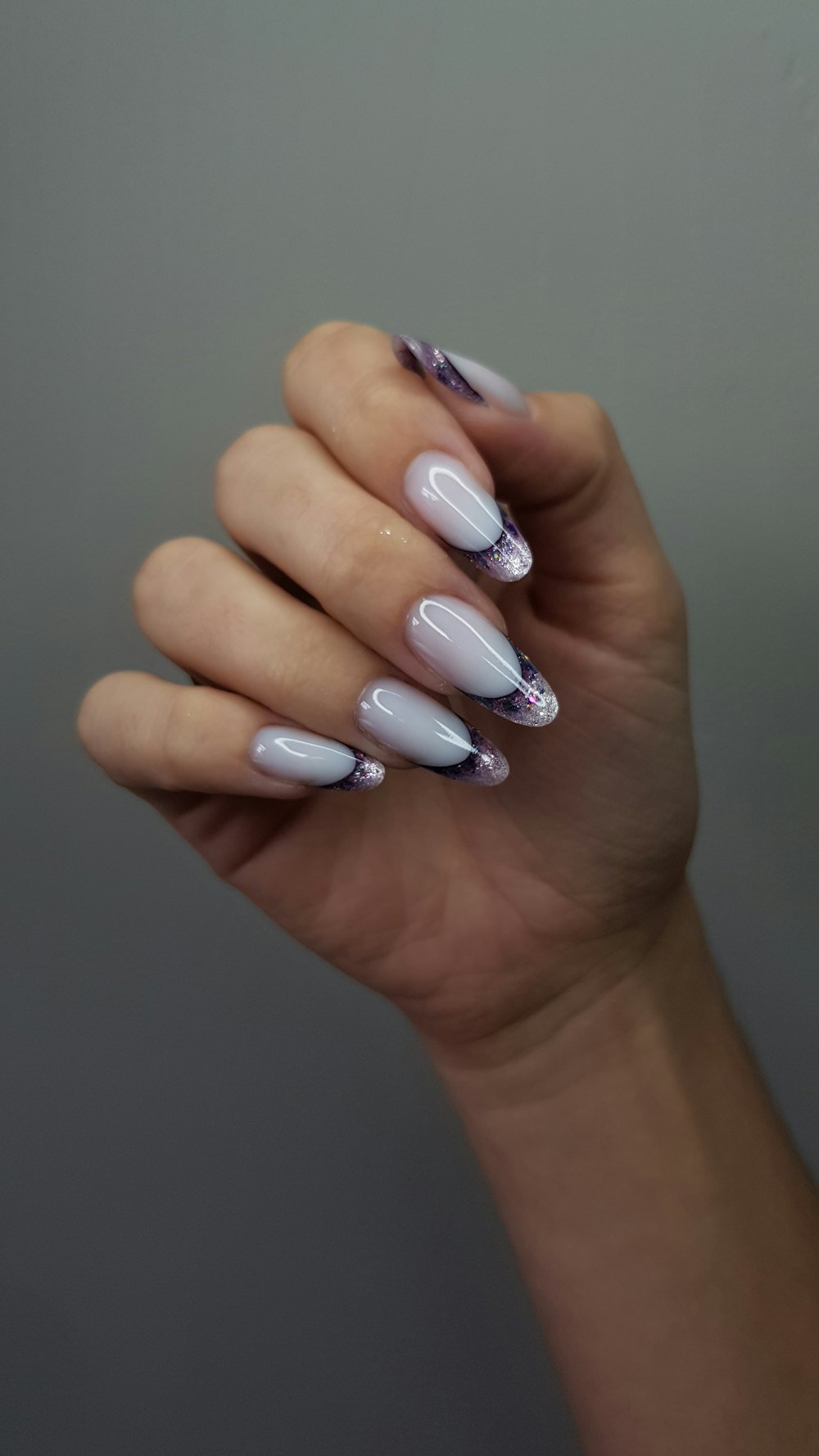 Uñas blancas con puntas de mármol lila