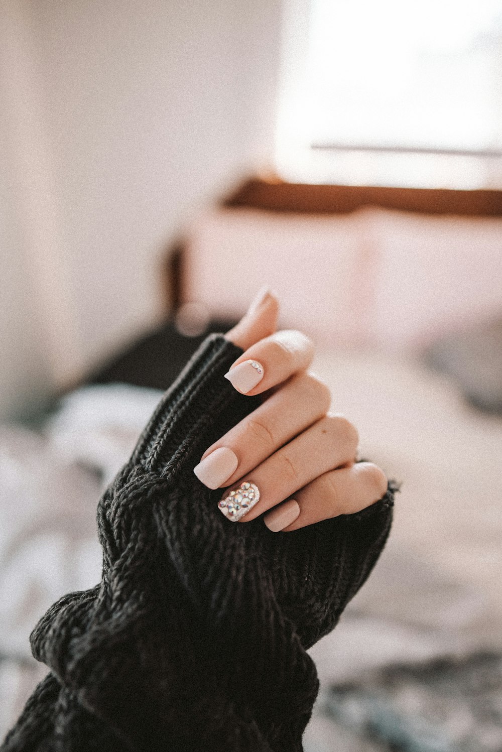Uñas nude con un detalle negro