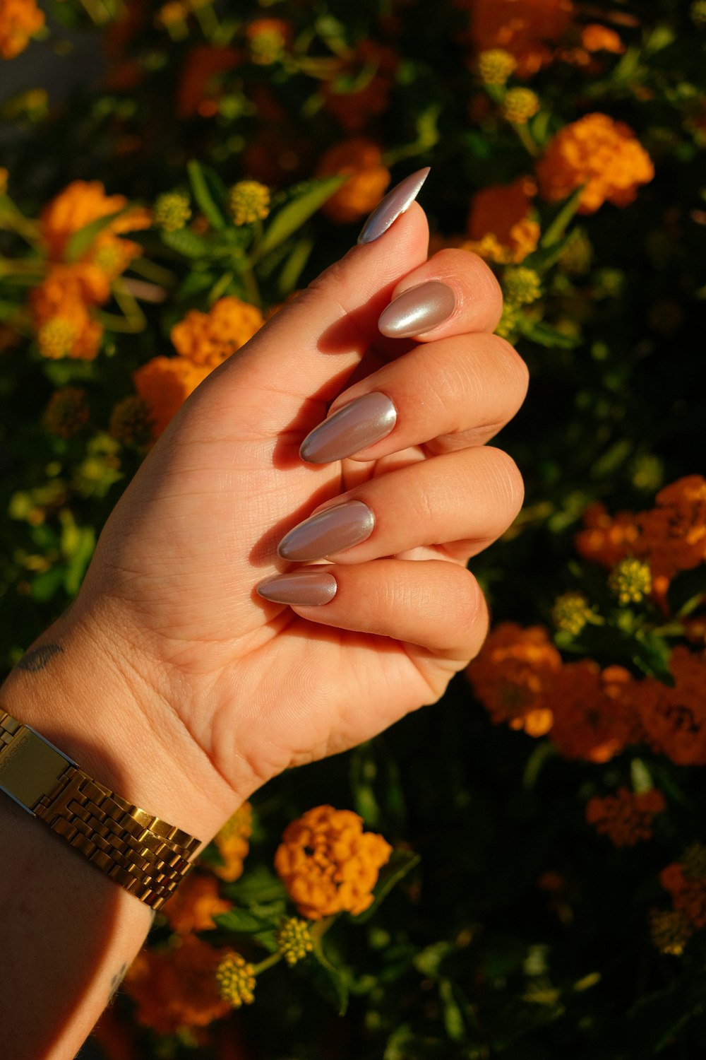 Uñas nude con una flor