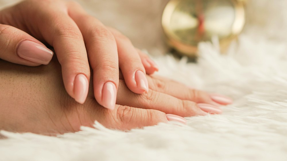 Manicura nude suave