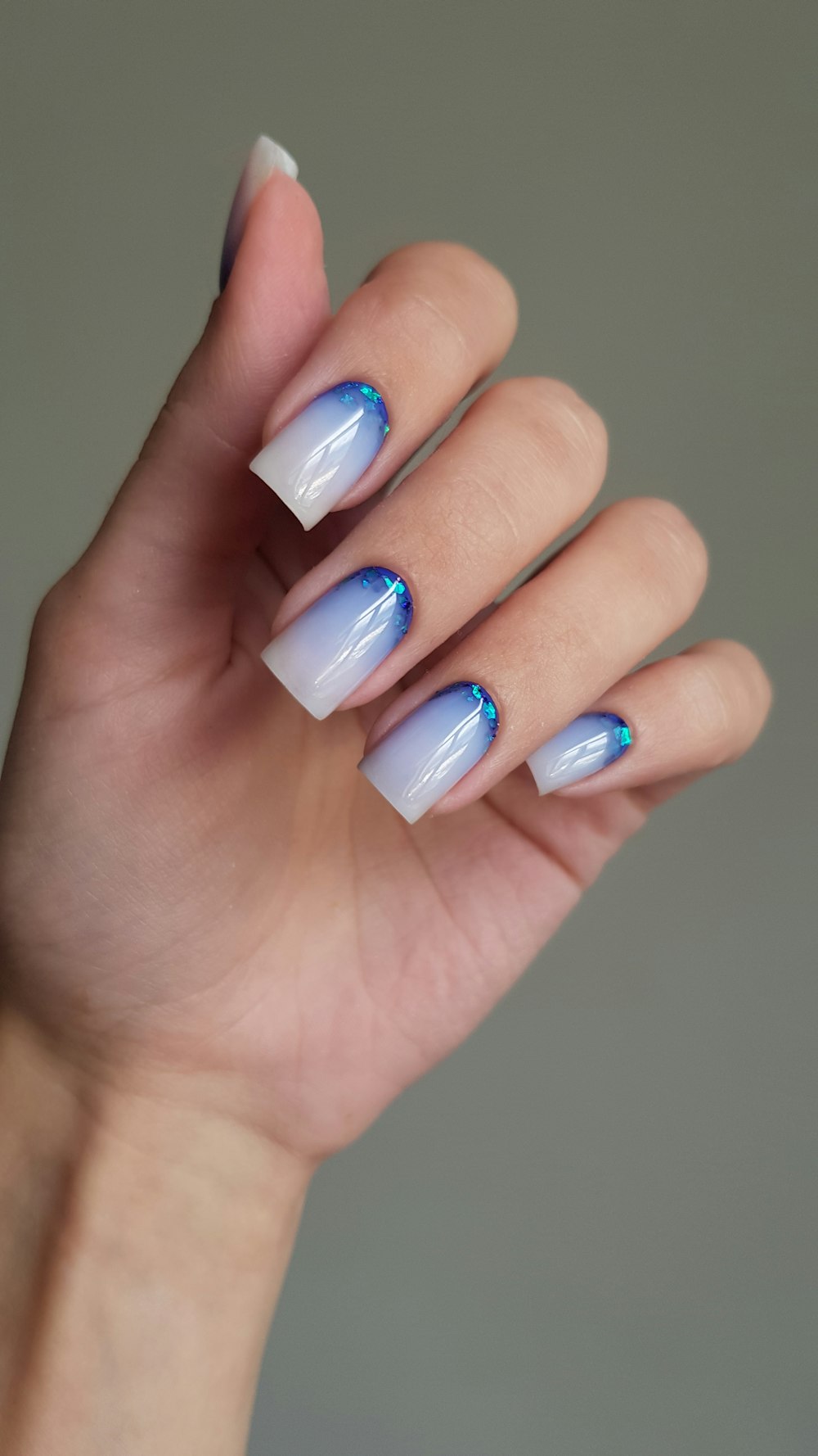 Uñas con degradado azul y blanco