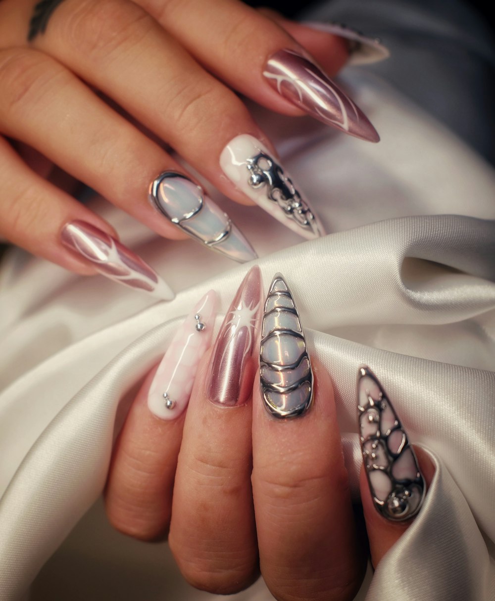 Uñas stiletto cromadas con pedrería